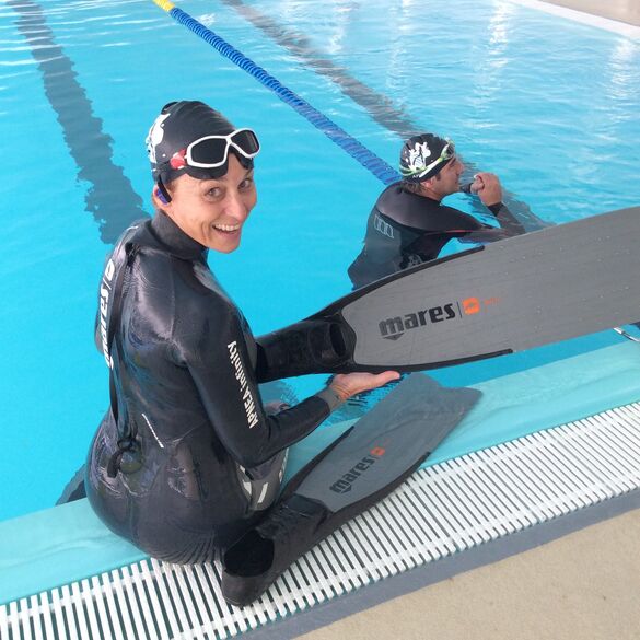 Ana Urrutia antes de entrar al agua para hacer dinámicas. Alumna Stage Surf Apnea Norte